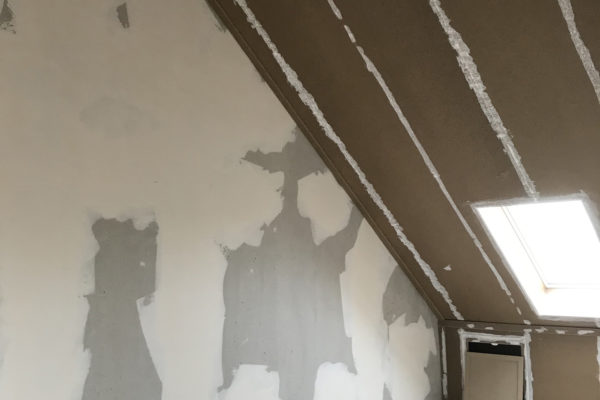 Zolderkap-gerepareerd-en-muur-geschuurd-met-de-flexmachine